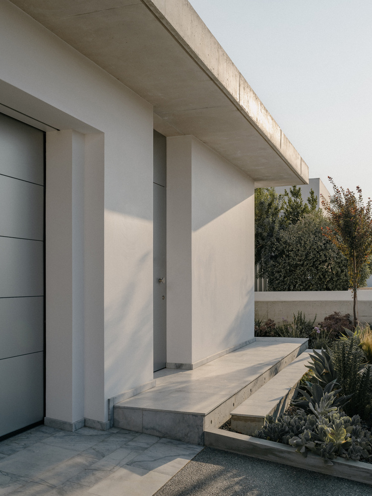 雕塑般裸露混凝土贯穿整个狭长矩形的平房设计 雕塑般裸露混凝土贯穿整个狭长矩形的平房设计