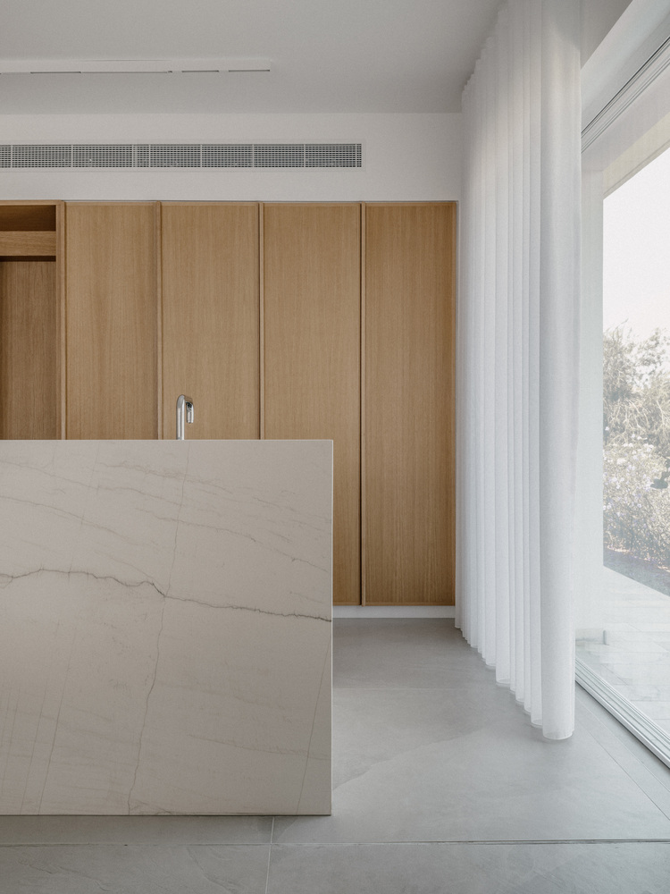 雕塑般裸露混凝土贯穿整个狭长矩形的平房设计 雕塑般裸露混凝土贯穿整个狭长矩形的平房设计