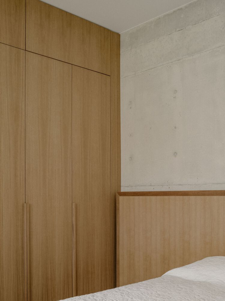 雕塑般裸露混凝土贯穿整个狭长矩形的平房设计 雕塑般裸露混凝土贯穿整个狭长矩形的平房设计