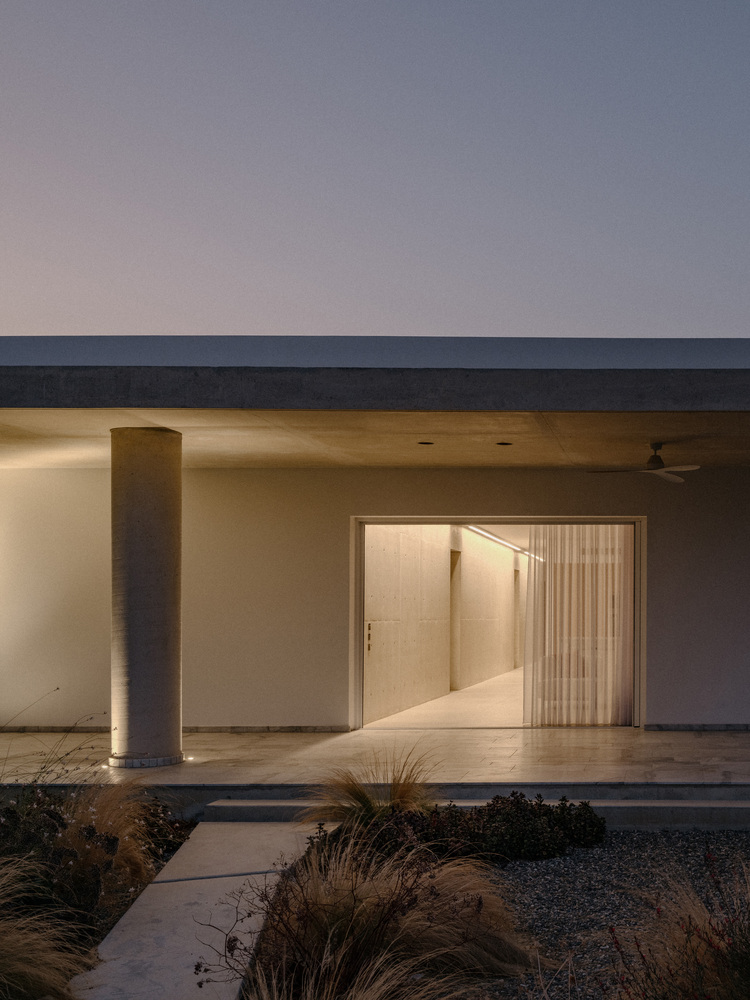 雕塑般裸露混凝土贯穿整个狭长矩形的平房设计 雕塑般裸露混凝土贯穿整个狭长矩形的平房设计