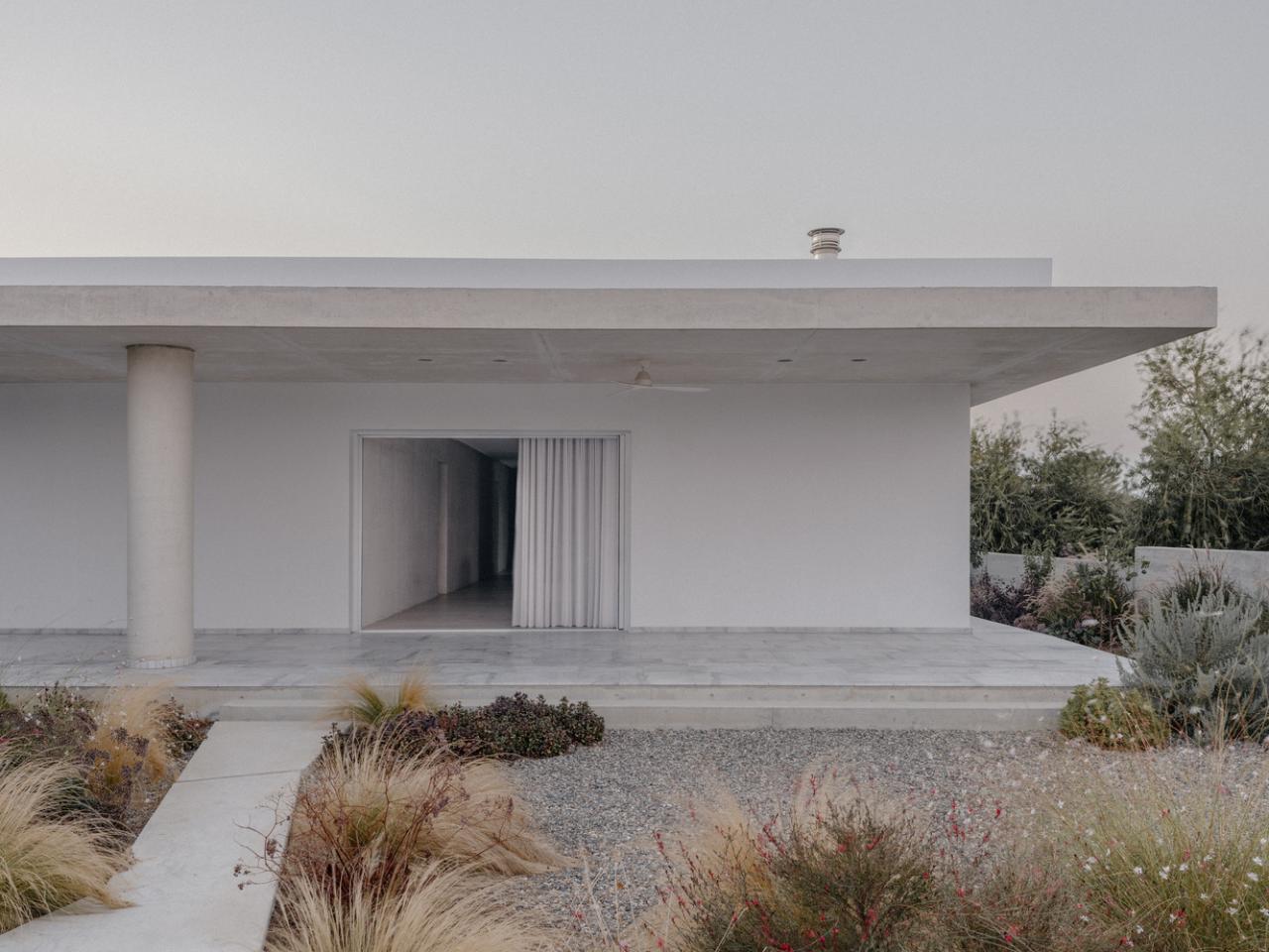 雕塑般裸露混凝土贯穿整个狭长矩形的平房设计 雕塑般裸露混凝土贯穿整个狭长矩形的平房设计