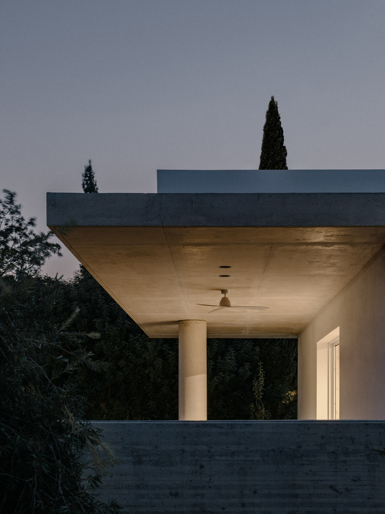 雕塑般裸露混凝土贯穿整个狭长矩形的平房设计 雕塑般裸露混凝土贯穿整个狭长矩形的平房设计