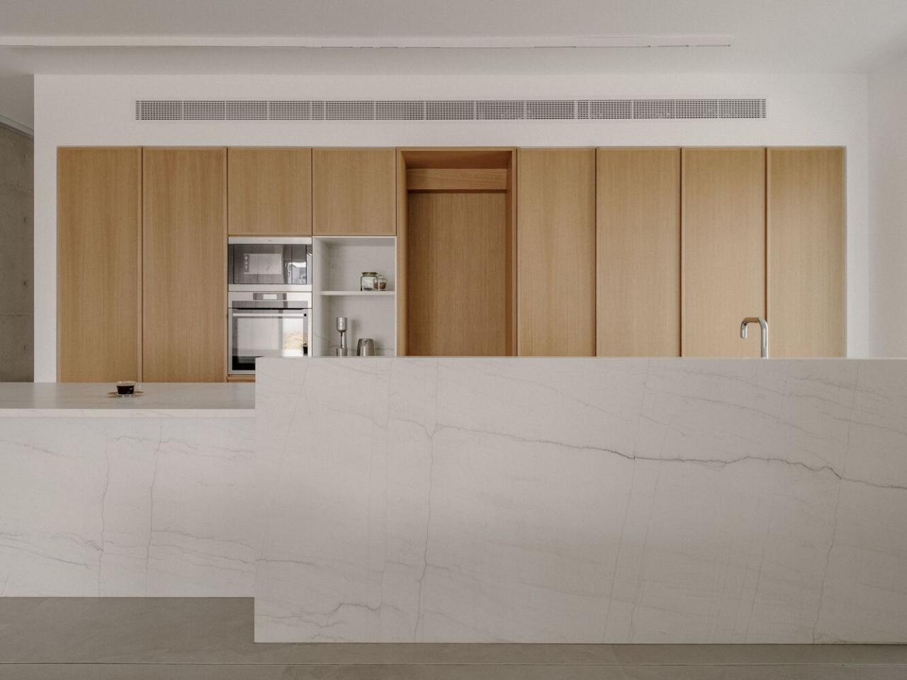 雕塑般裸露混凝土贯穿整个狭长矩形的平房设计 雕塑般裸露混凝土贯穿整个狭长矩形的平房设计