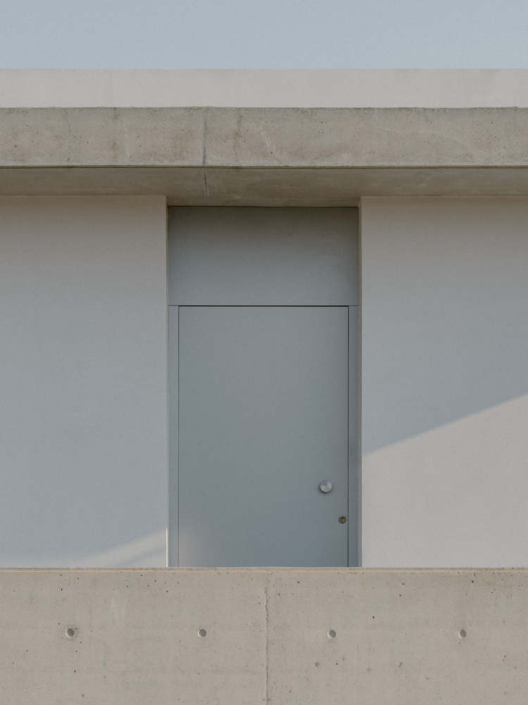 雕塑般裸露混凝土贯穿整个狭长矩形的平房设计 雕塑般裸露混凝土贯穿整个狭长矩形的平房设计