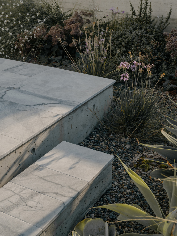 雕塑般裸露混凝土贯穿整个狭长矩形的平房设计 雕塑般裸露混凝土贯穿整个狭长矩形的平房设计