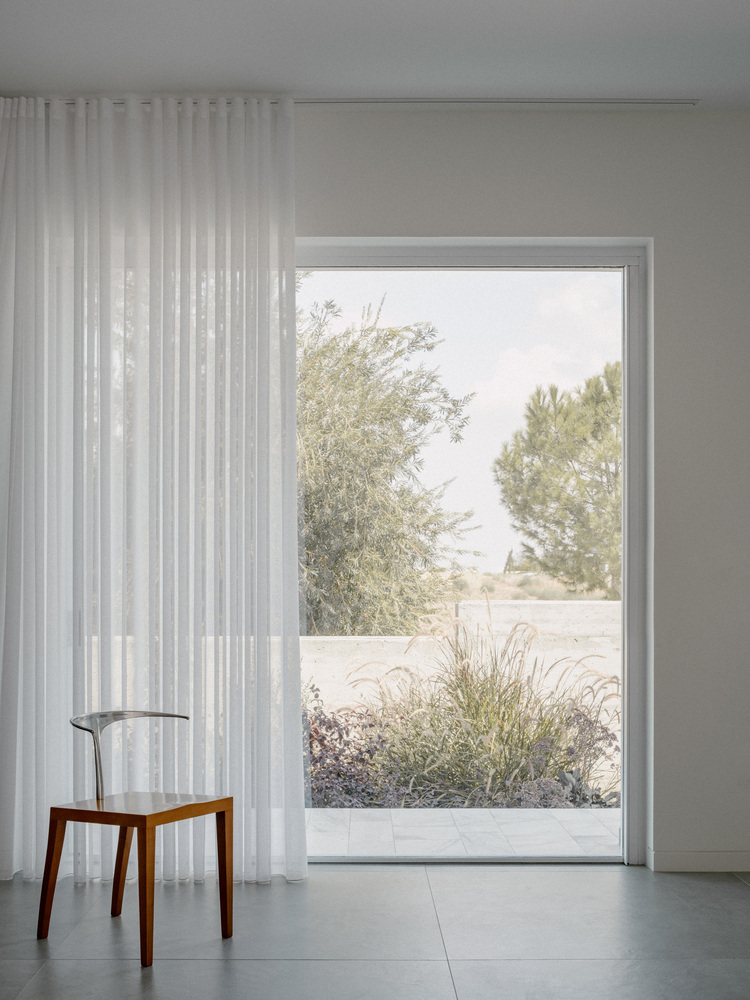 雕塑般裸露混凝土贯穿整个狭长矩形的平房设计 雕塑般裸露混凝土贯穿整个狭长矩形的平房设计