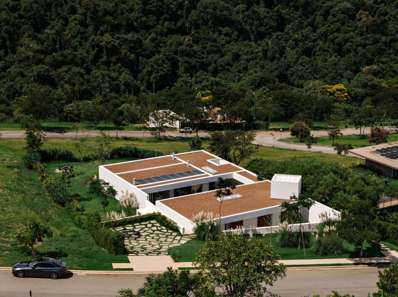 借地势嵌入地下打造庭院核心自然延伸的度假屋设计 借地势嵌入地下打造庭院核心自然延伸的度假屋设计