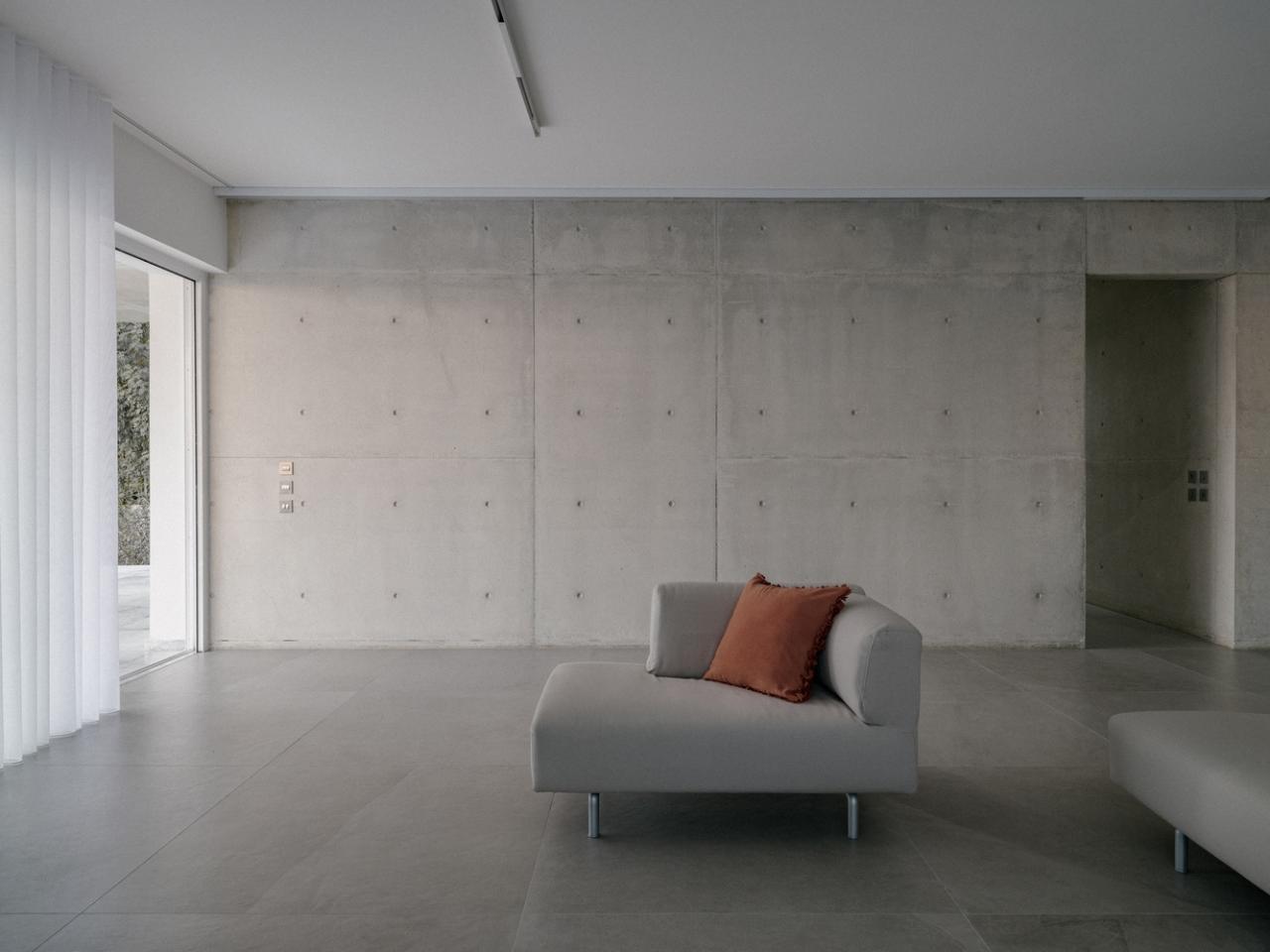 雕塑般裸露混凝土贯穿整个狭长矩形的平房设计 雕塑般裸露混凝土贯穿整个狭长矩形的平房设计