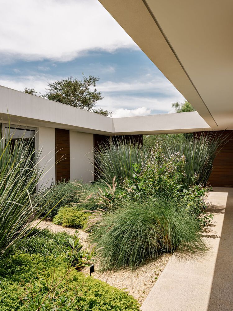 借地势嵌入地下打造庭院核心自然延伸的度假屋设计 借地势嵌入地下打造庭院核心自然延伸的度假屋设计