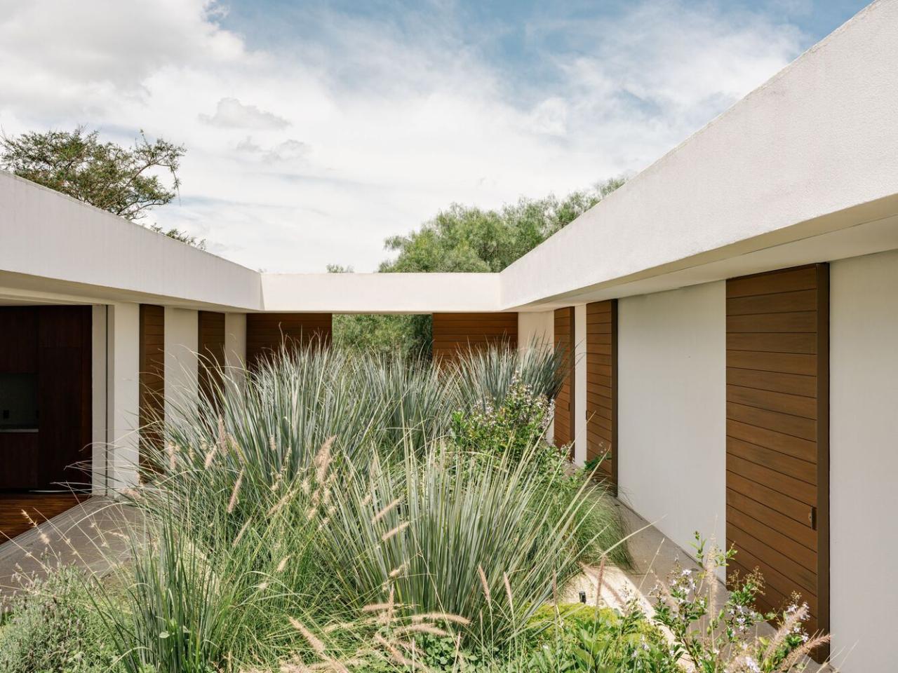 借地势嵌入地下打造庭院核心自然延伸的度假屋设计 借地势嵌入地下打造庭院核心自然延伸的度假屋设计