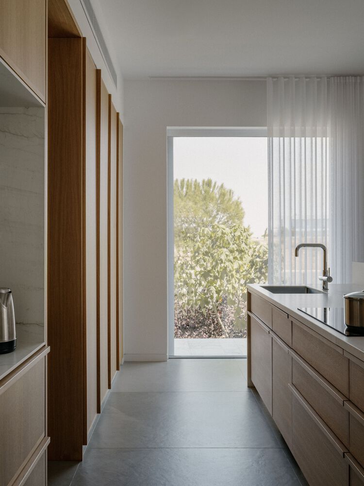 雕塑般裸露混凝土贯穿整个狭长矩形的平房设计 雕塑般裸露混凝土贯穿整个狭长矩形的平房设计