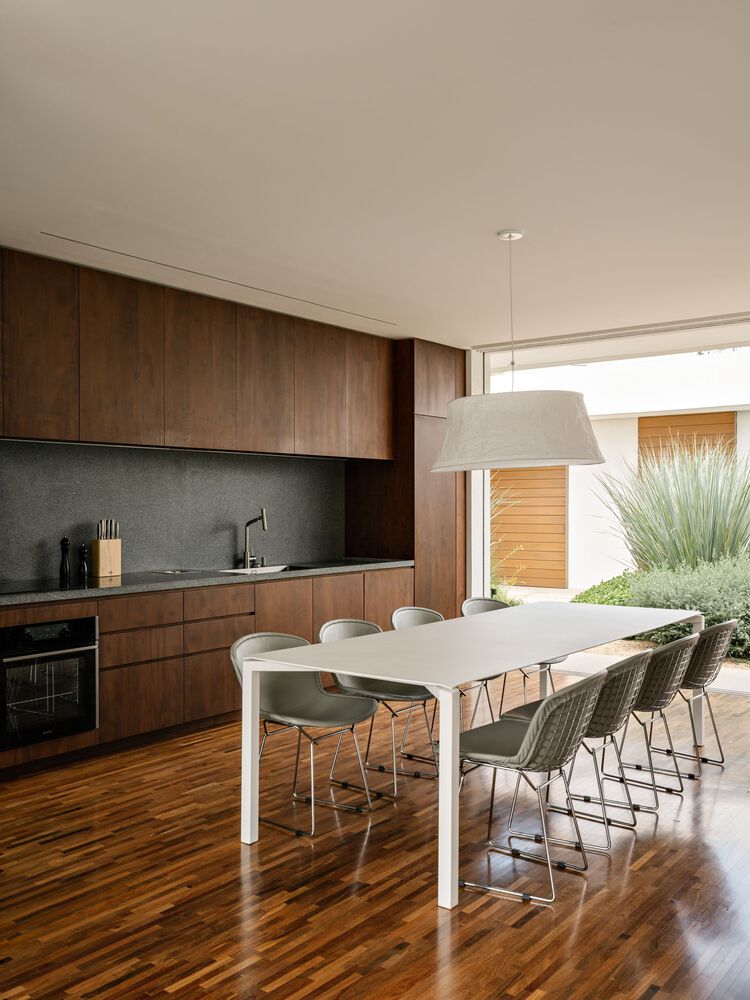 借地势嵌入地下打造庭院核心自然延伸的度假屋设计 借地势嵌入地下打造庭院核心自然延伸的度假屋设计