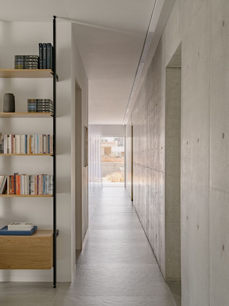 雕塑般裸露混凝土贯穿整个狭长矩形的平房设计 雕塑般裸露混凝土贯穿整个狭长矩形的平房设计