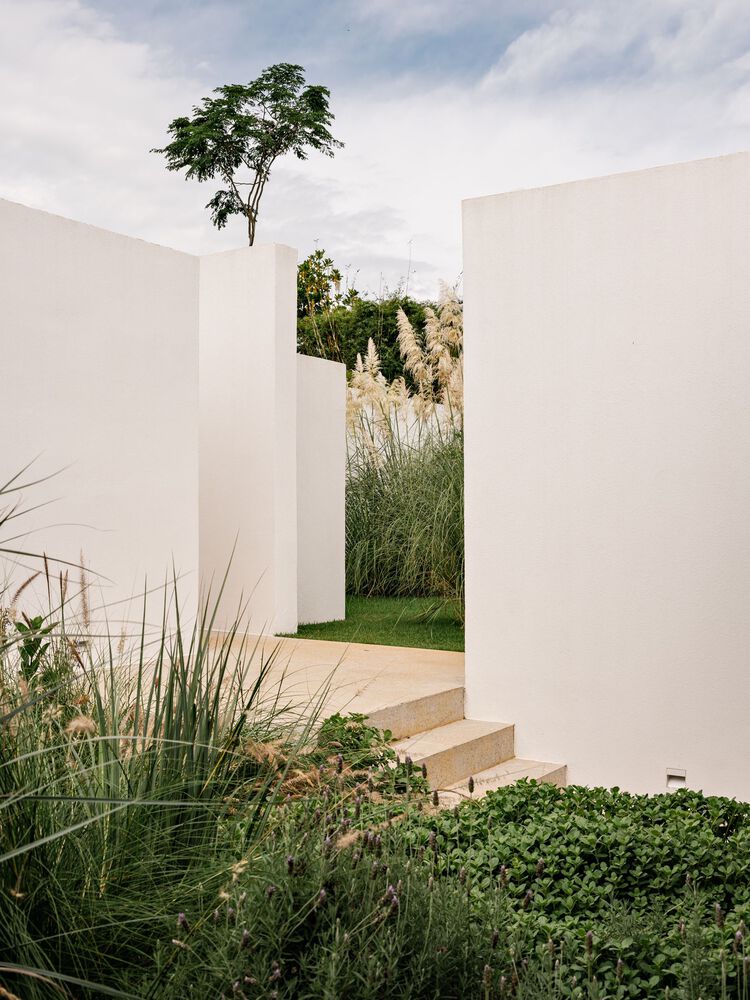 借地势嵌入地下打造庭院核心自然延伸的度假屋设计 借地势嵌入地下打造庭院核心自然延伸的度假屋设计