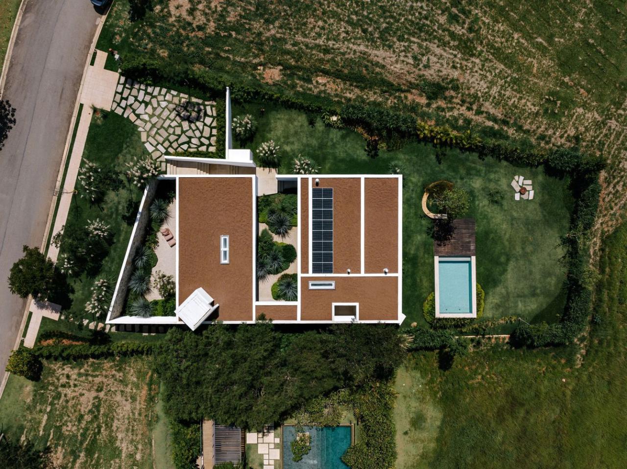 借地势嵌入地下打造庭院核心自然延伸的度假屋设计 借地势嵌入地下打造庭院核心自然延伸的度假屋设计