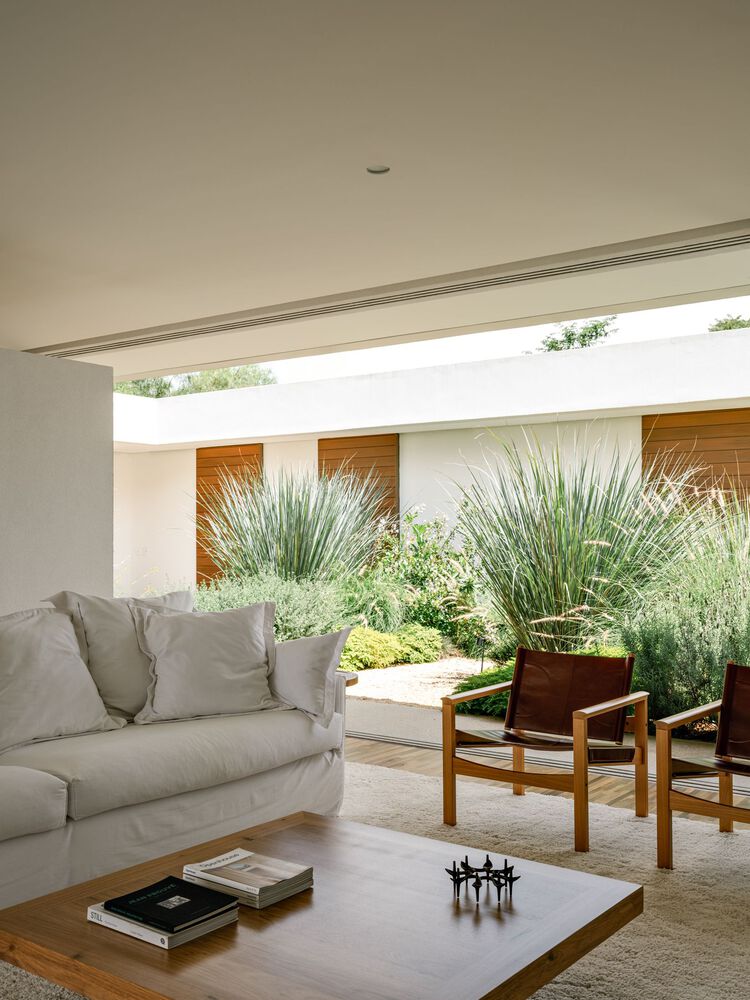 借地势嵌入地下打造庭院核心自然延伸的度假屋设计 借地势嵌入地下打造庭院核心自然延伸的度假屋设计