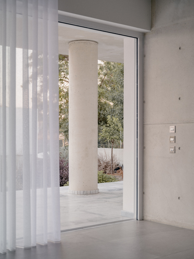 雕塑般裸露混凝土贯穿整个狭长矩形的平房设计 雕塑般裸露混凝土贯穿整个狭长矩形的平房设计