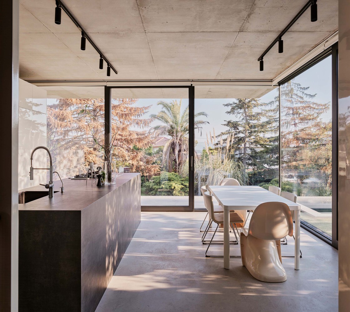 森林流经的房子混凝土和玻璃相结合度假别墅设计 森林流经的房子混凝土和玻璃相结合度假别墅设计