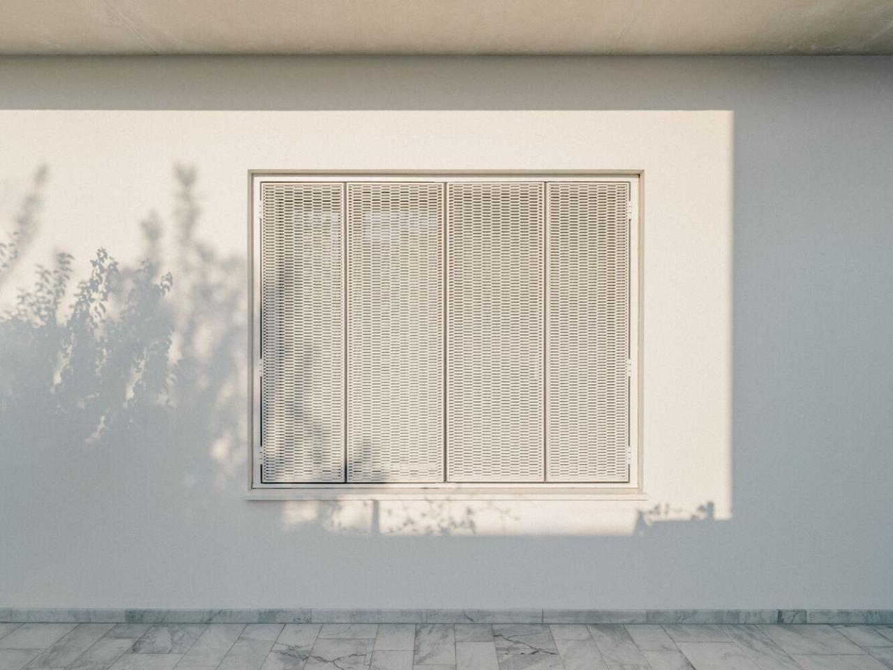 雕塑般裸露混凝土贯穿整个狭长矩形的平房设计 雕塑般裸露混凝土贯穿整个狭长矩形的平房设计