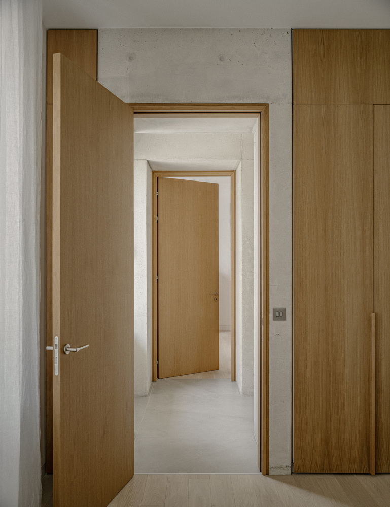 雕塑般裸露混凝土贯穿整个狭长矩形的平房设计 雕塑般裸露混凝土贯穿整个狭长矩形的平房设计