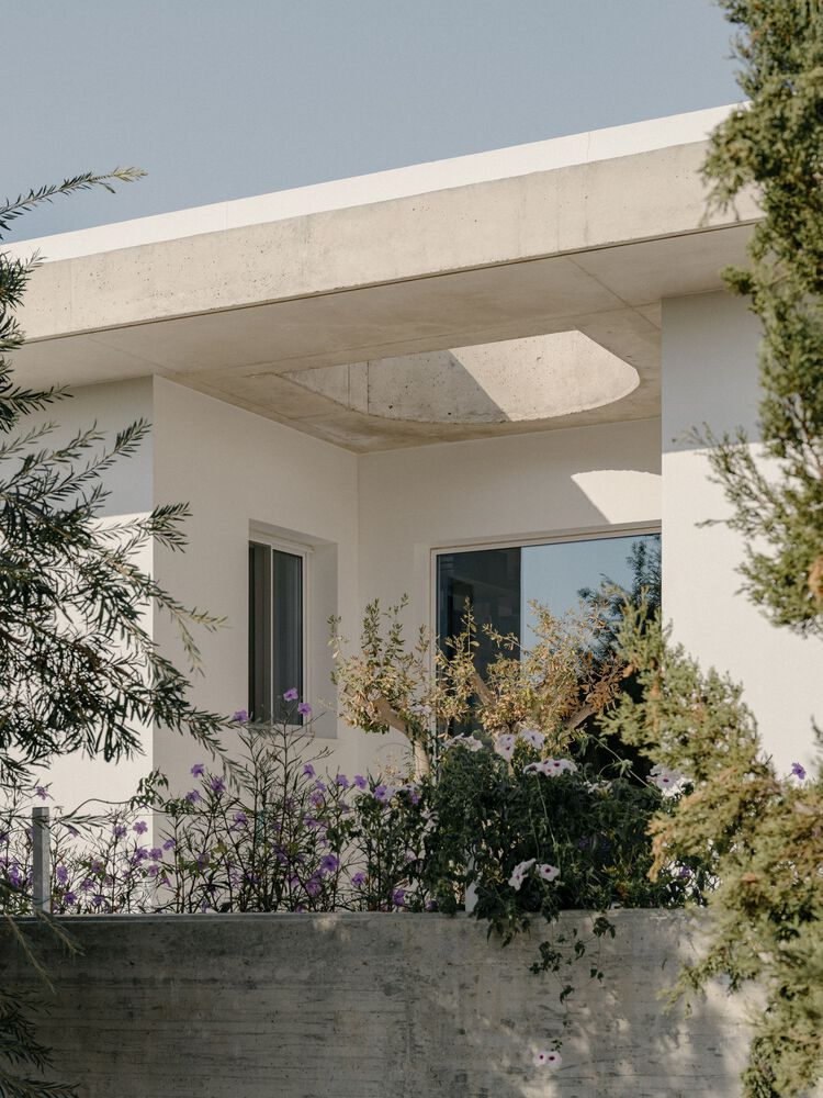 雕塑般裸露混凝土贯穿整个狭长矩形的平房设计 雕塑般裸露混凝土贯穿整个狭长矩形的平房设计