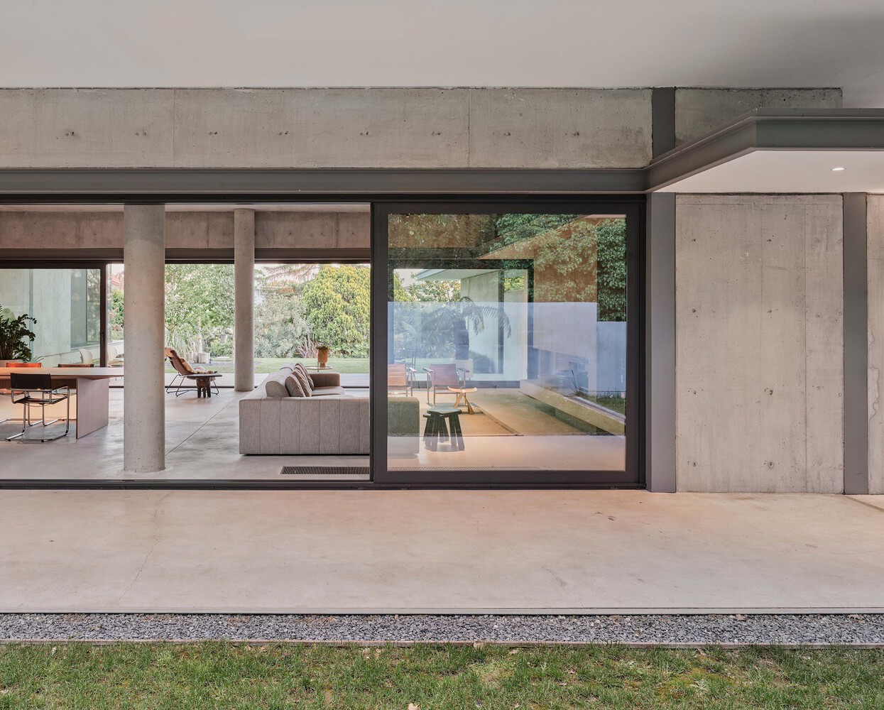 森林流经的房子混凝土和玻璃相结合度假别墅设计 森林流经的房子混凝土和玻璃相结合度假别墅设计