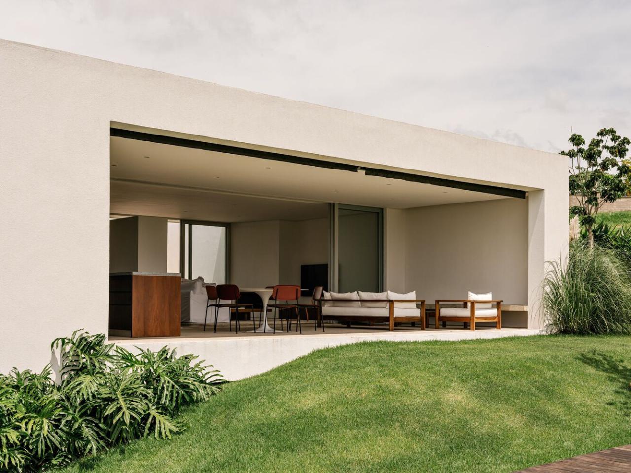 借地势嵌入地下打造庭院核心自然延伸的度假屋设计 借地势嵌入地下打造庭院核心自然延伸的度假屋设计