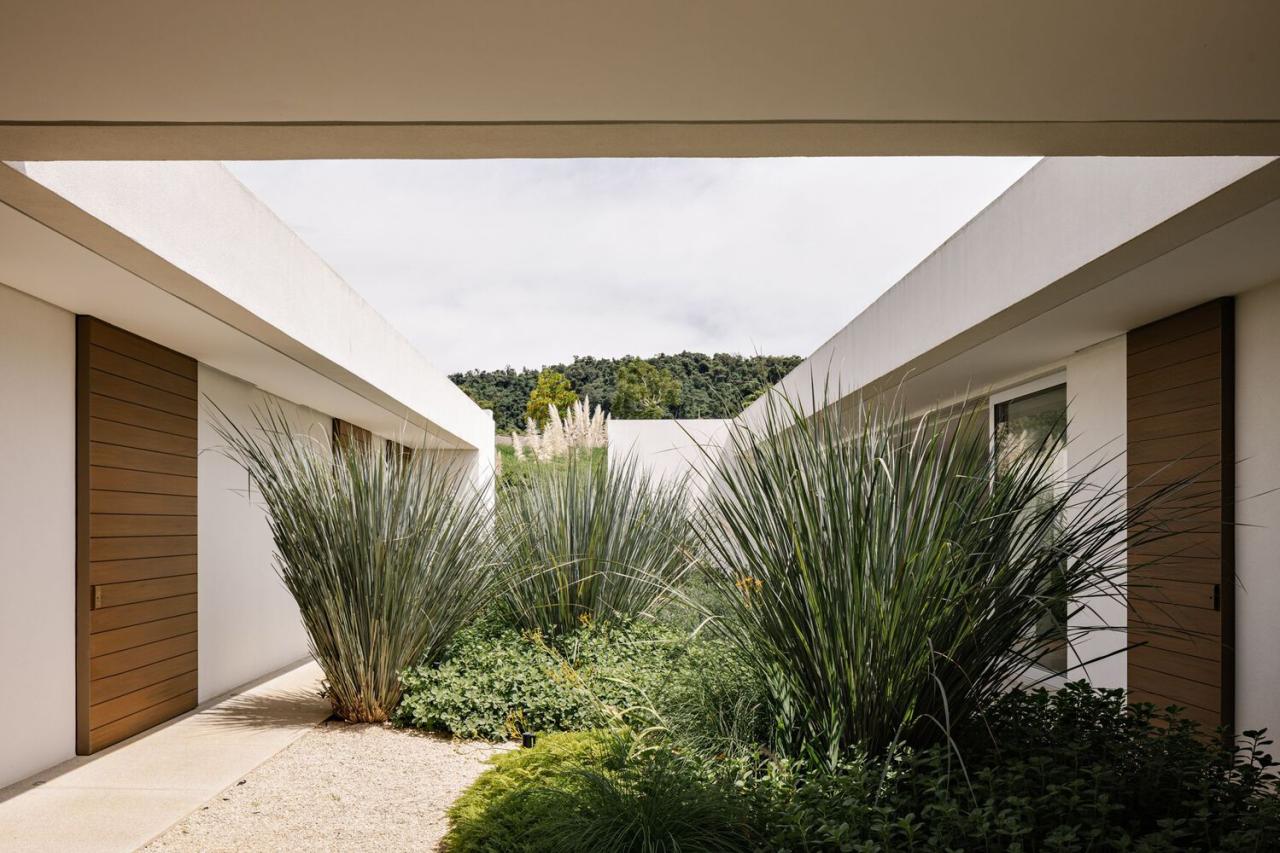 借地势嵌入地下打造庭院核心自然延伸的度假屋设计 借地势嵌入地下打造庭院核心自然延伸的度假屋设计