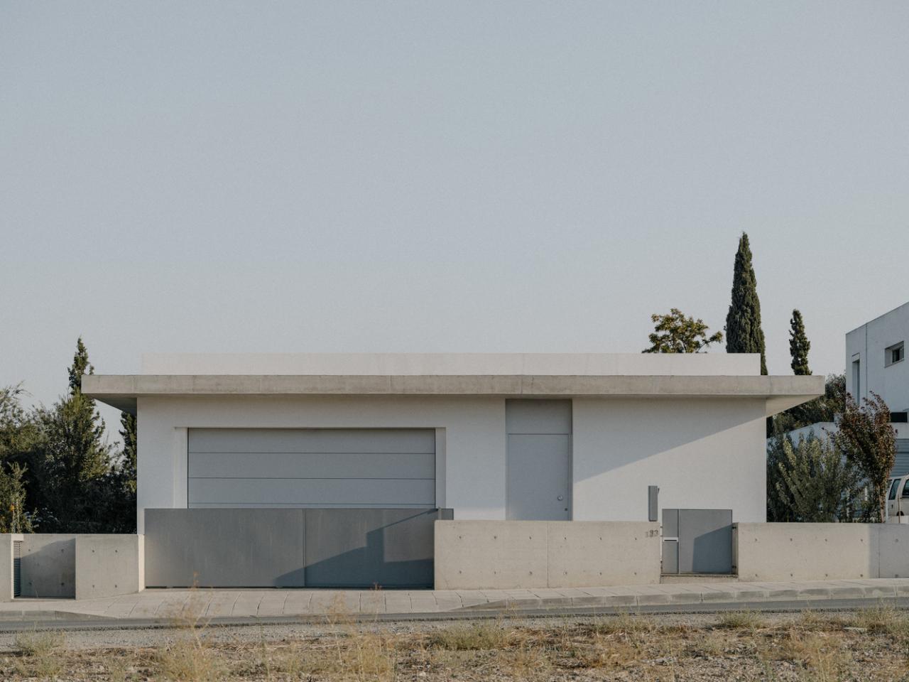 雕塑般裸露混凝土贯穿整个狭长矩形的平房设计 雕塑般裸露混凝土贯穿整个狭长矩形的平房设计